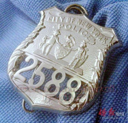 普通警員的警徽為銀色且有號(hào)碼。（美國《僑報(bào)》摘自網(wǎng)絡(luò)）