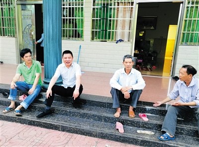 李勁松(左二)在與村民聊脫貧致富的點子。 （李勁松供圖）