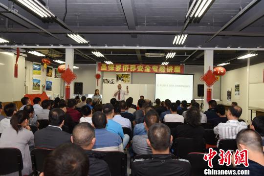 圖為講座現(xiàn)場(chǎng)?！∧尚?攝