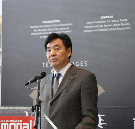 翟雋大使在展覽開幕式上講話。（法國《歐洲時(shí)報(bào)》/黃冠杰 攝）