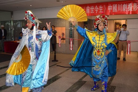 川劇表演。(日本《中文導(dǎo)報(bào)》/張石 攝)