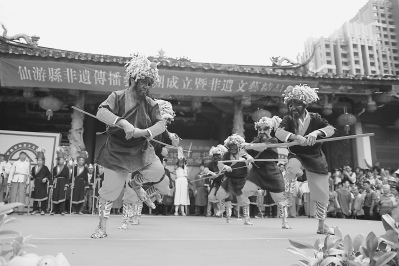 非遺展演現(xiàn)場傳承人表演皂隸舞。