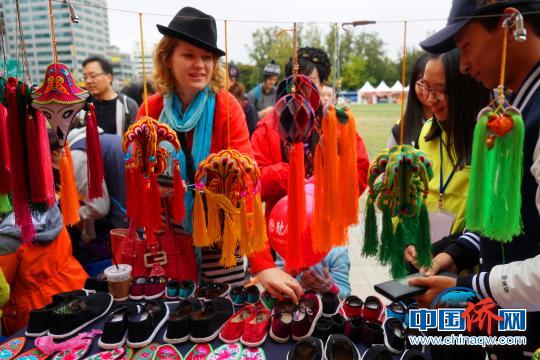 外國游客購買手工布鞋?！∪轿木?攝