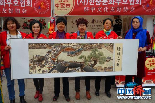 積石山縣繡娘展示刺繡作品《清明上河圖》?！∪轿木?攝