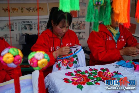 積石山繡娘現(xiàn)場展示刺繡。　冉文娟 攝