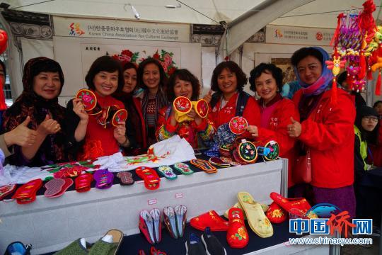 (社)韓中文化友好協(xié)會會長曲歡和積石山縣繡娘在一起?！∪轿木?攝