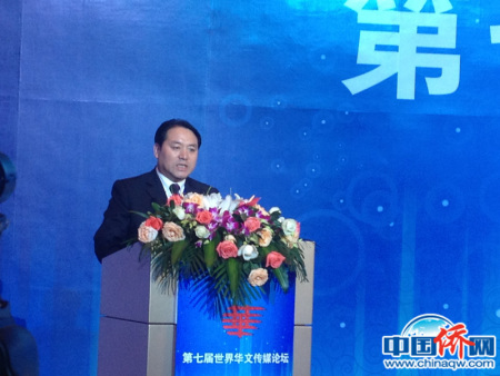 2013年9月，作者在青島“第六屆世界華文傳媒論壇”上發(fā)言