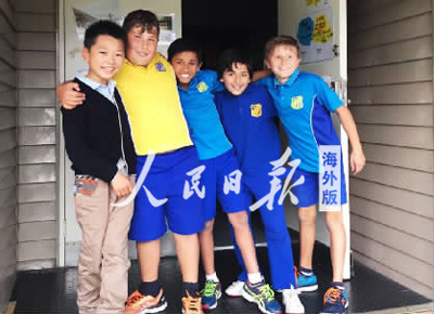 暄暄（左一）參與了互助小組。圖為他與“小兄弟們”在一起。