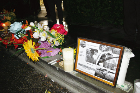 日前，美國華人導(dǎo)游季富力拉斯維加斯遇害，同業(yè)和路人擺滿鮮花，燃點蠟燭紀(jì)念季富力。（美國《世界日報》/馮鳴臺 攝）