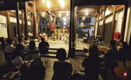 湘靈音樂社10月上旬在明清古建筑內(nèi)，呈現(xiàn)了一場典雅的傳統(tǒng)南音《御前清客》，把古樂和古建筑變成精致的文化體驗(yàn)，備受好評。（新加坡《聯(lián)合早報(bào)》/陳斌勤 攝）
