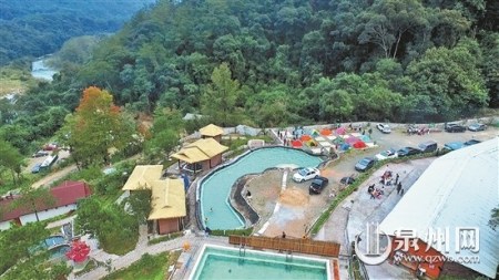 德化南埕鎮(zhèn)積極打造獨具特色的鄉(xiāng)村旅游景區(qū)。圖為塔兜溫泉航拍畫面。 （黃谷瑩 李宏圖 攝）