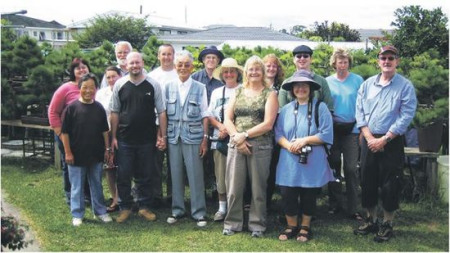 82歲的陳炳玉老人(前排左)通過中國盆景結(jié)識(shí)了很多當(dāng)?shù)嘏笥选＃ㄐ挛魈m《中文先驅(qū)報(bào)》圖片）