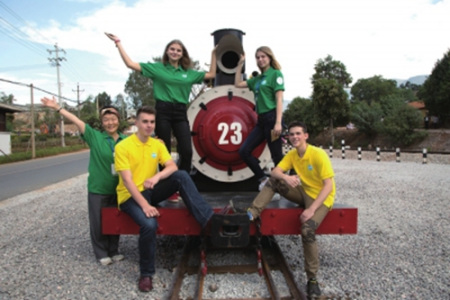 烏克蘭選手在碧色寨與小火車合影