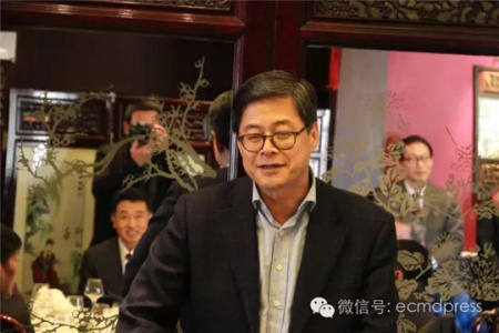 馬燕生公參代表中國(guó)駐法使館教育處對(duì)“天外”法國(guó)校友會(huì)的正式成立表示熱烈祝賀。