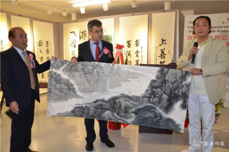 藝術(shù)家們向趙建總領(lǐng)事贈畫。(澳洲聚澳國際傳媒集團(tuán) 資料圖)