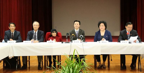 左起：孫中山曾外孫林山立、孫中山胞兄孫眉曾孫孫必興、孫中山孫女孫穗瑛、查立友代總領(lǐng)事、黃興孫女黃儀莊、鄧繁華副總領(lǐng)事　　