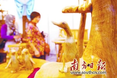 印尼參展商將展出可愛(ài)的木質(zhì)鴨子。