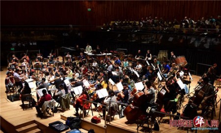 藝術(shù)家們?cè)谡J(rèn)真彩排。(阿根廷華人網(wǎng)/柳軍 攝) 