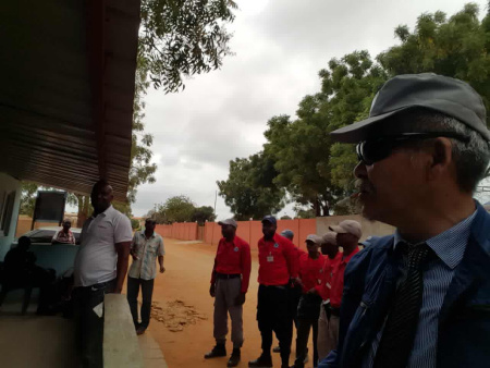 本菲噶聯(lián)防中心郭老師與巡邏保安隊(duì)員在外了解搶匪抓捕情況。