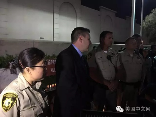 圖為25日晚拉斯維加斯季富力追思會活動現(xiàn)場，近三百位華裔人士、拉斯維加斯當(dāng)?shù)鼐骄鱿顒印?美國中文網(wǎng)/美中旅游協(xié)會供圖)