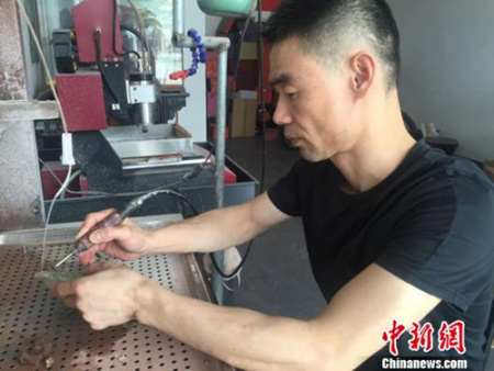 玉雕師董錦燦在雕刻?！×戊o 攝