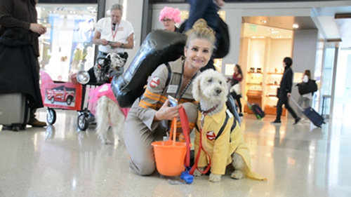 主人和狗狗裝扮成搞笑片《魔鬼克星（Ghostbuster）》中的角色。（美國(guó)《世界日?qǐng)?bào)》/吳珮甄 攝）