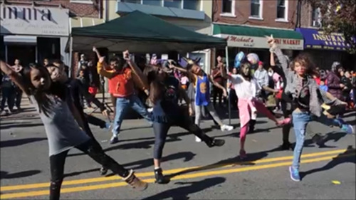 229小學(xué)的學(xué)生舞蹈員裝扮成各種造型，聞歌表演邁克爾·杰克遜的Thriller。(美國《世界日報》 王靖雯 攝)