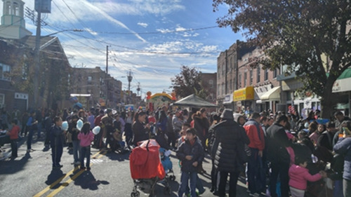 萬圣節(jié)街坊節(jié)在布魯克林11大道與67街交匯處舉行，多名華裔家長攜子女參與。(美國《世界日報》 王靖雯 攝)