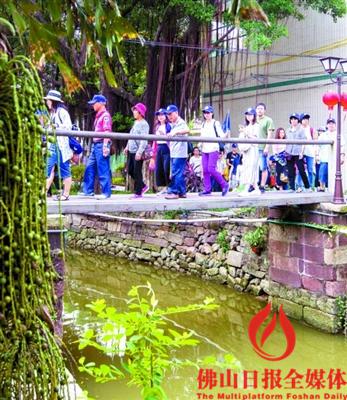 市民在逢簡水鄉(xiāng)參觀體驗。 佛山日報記者周春攝