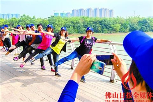 市民在潭洲水道龍舟廣場段留影。 佛山日報記者周春攝