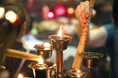 點燈祭祖。