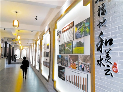 村民參觀永嘉水云文化禮堂。林明 攝