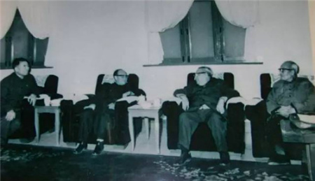 1978年4月，國務(wù)院批準(zhǔn)復(fù)辦華僑大學(xué)，廖公在京召開會(huì)議