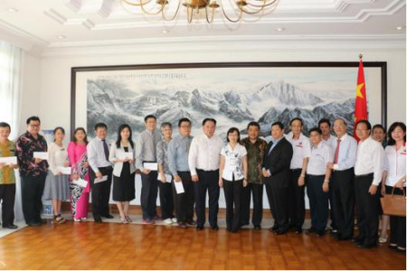  獲贈(zèng)圖書的各位校長與嘉賓合影