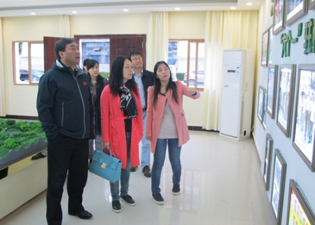 張濤觀看九寨溝縣脫貧攻堅工作項目展