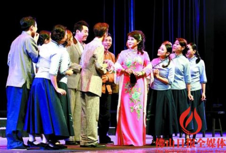 著名粵曲演唱藝術(shù)家梁玉嶸（右四）在開幕式主演曲藝舞臺劇《永恒的星光》。/佛山日報記者甘建華攝