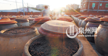  天氣晴朗時打開醬缸蓋子，利用天然日曬蒸發(fā)水分。