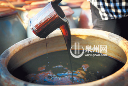 經(jīng)過歲月的沉淀，天然好醬油的醇香味撲鼻而來。