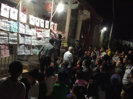 前晚的燈謎會(huì)熱鬧非凡。 本報(bào)記者 鄭新培 攝