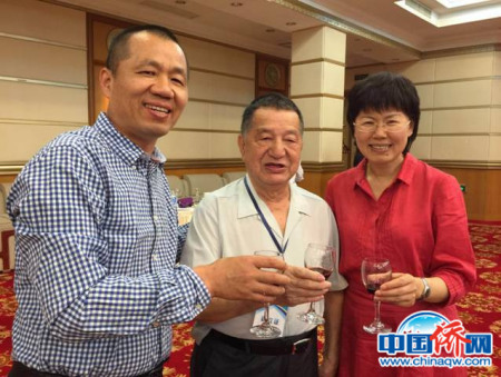 在歡迎海外媒體高層湖北行的宴會上，作者（中）與<a target='_blank' >中新社</a>副總編輯夏春平(左)、 武漢市委常委、宣慱部長李述之（右）