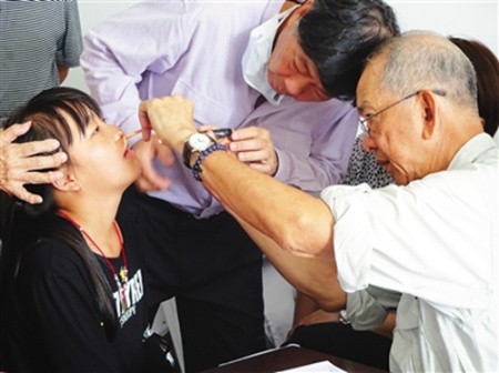 李勝德教授在為患者治療。