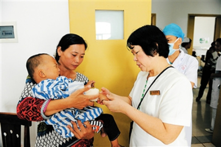 義診團(tuán)專家為患兒診斷。