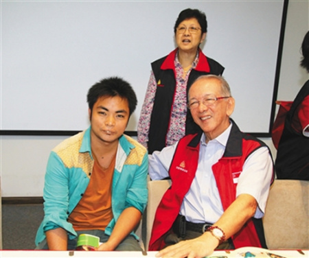 李勝德教授（右）和康復(fù)患者在一起。