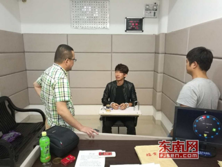 警方正在對(duì)犯罪嫌疑人進(jìn)行審訊 警方正在對(duì)犯罪嫌疑人進(jìn)行審訊