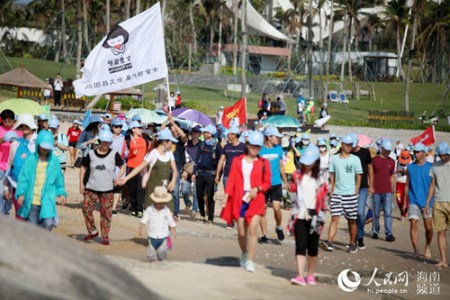 徒步愛好者徒步領(lǐng)略絕美海岸線風光