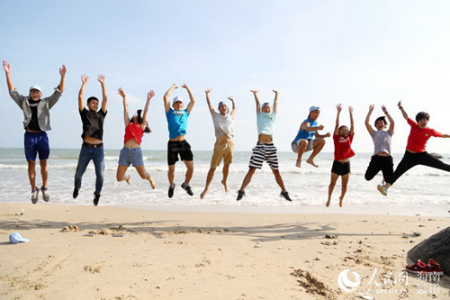  徒步愛好者徒步領(lǐng)略絕美海岸線風光