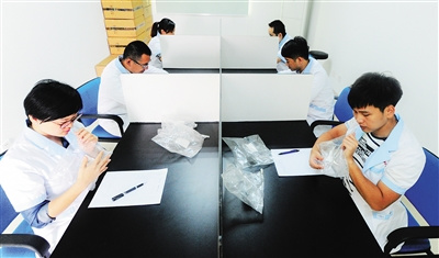 要保證鑒定結(jié)果精確，一個(gè)樣品往往需要六個(gè)嗅辨師同時(shí)完成。