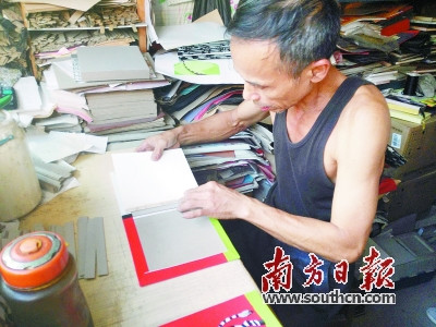 為了把筆記本制作得更精美，許金才特意購買了專業(yè)切割刀。胡克雅 攝 