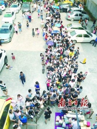 在汕頭1860文化創(chuàng)意園，許金才的攤位前排起了千人長隊 受訪者供圖