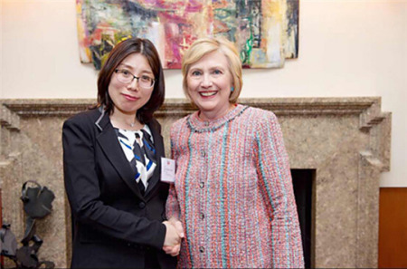 陳文（左）曾出席希拉里（右）在得州的競(jìng)選集會(huì)